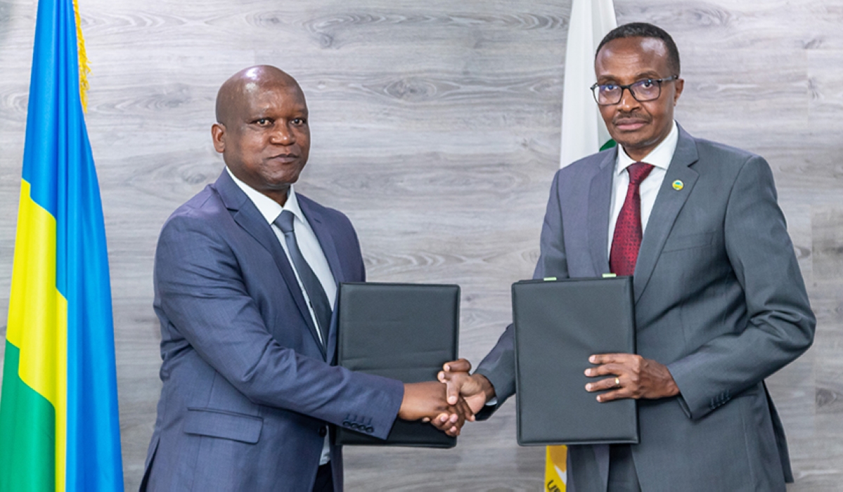 (L-R) Minister of Defence, Juvénal Marizamunda receiving takeover files from the outgoing minister Minister of Defence Maj. Gen Albert Murasira