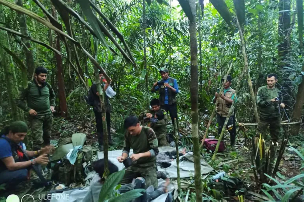 Colombian soldiers attend to four children found in the jungle on June 9, 2023, after they survived a plane crash on May 1.