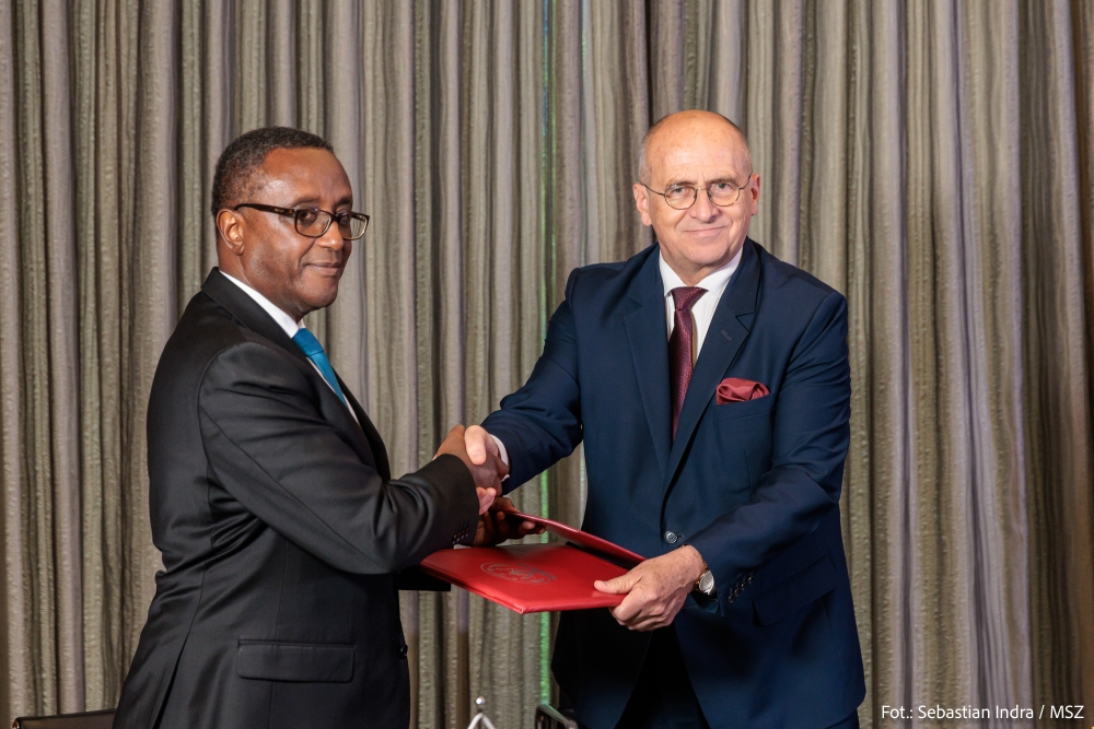 Foreign Affairs Ministers Zbigniew Rau of Poland and Dr. Vincent Biruta of Rwanda exchange documents after signing the agreement in Poland on Monday, June 19. Courtesy