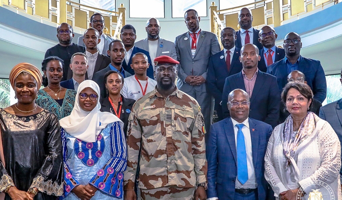 President Mamady Doumbouya of Guinea poses for a photo with the delegates as they took part in the Republic of Guinea’s ICT Week. Photos: Courtesy.