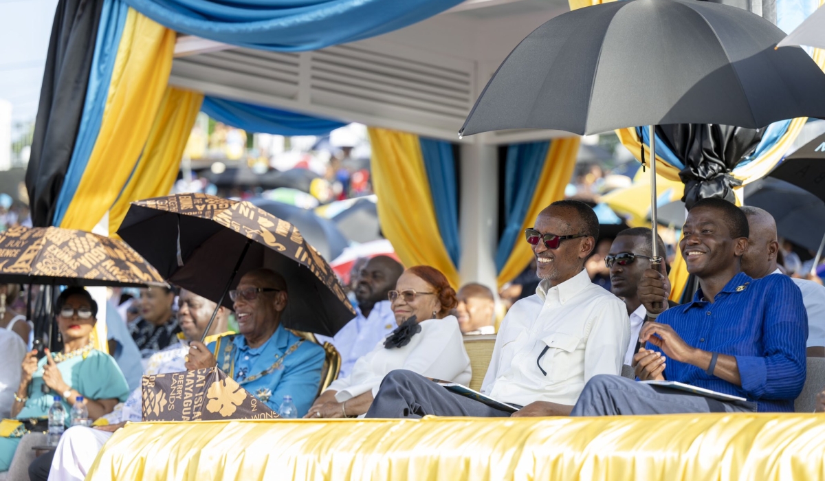 President Paul Kagame with Prime Minister Dickon Mitchell of Grenada(R) and Governor General of Bahamas, Sir Cornelius Smith(L), during his visit to Bahamas on Sunday, July 9. Photo by Village Urugwiro