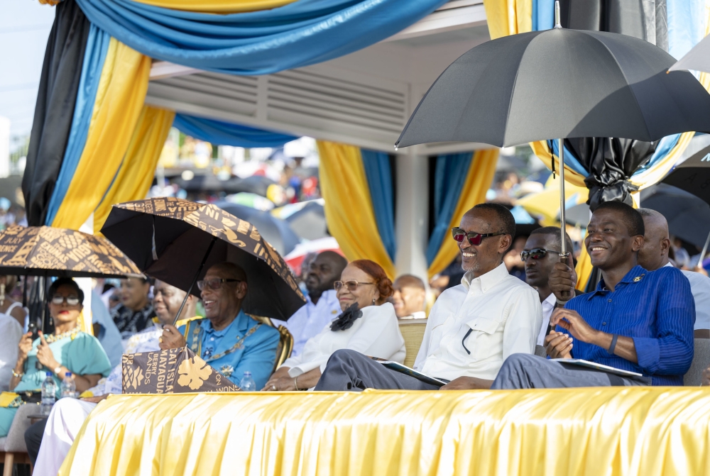 President Paul Kagame with Prime Minister Dickon Mitchell of Grenada(R) and Governor General of Bahamas, Sir Cornelius Smith(L), during his visit to Bahamas on Sunday, July 9. Photo by Village Urugwiro