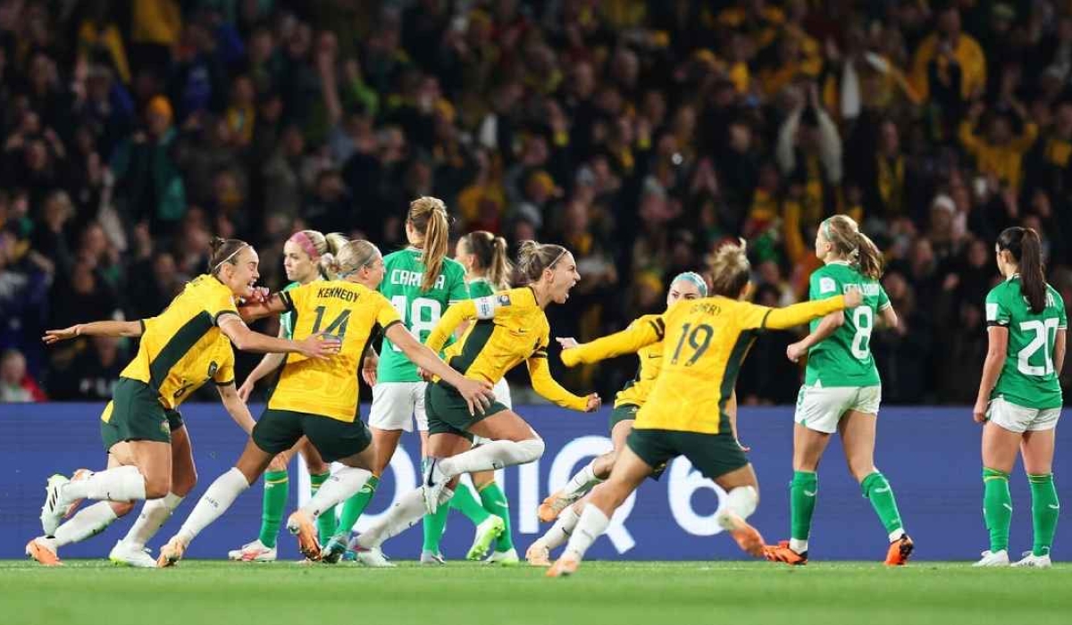 Steph Catley (C) of Australia celebrates with teammates after scoring her team&#039;s first goal-FIFA