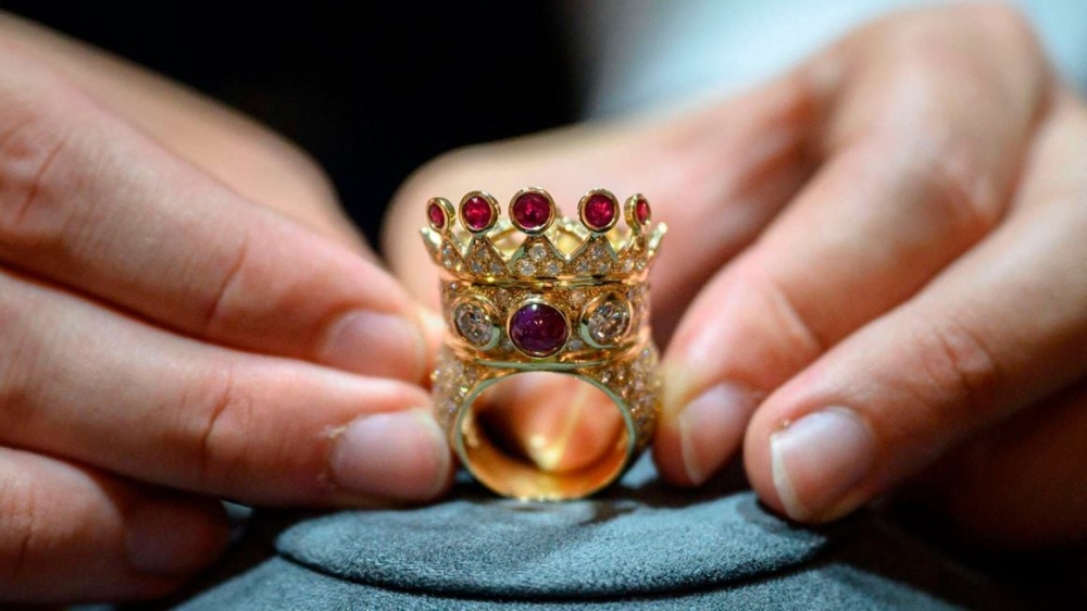 A gold, ruby, and diamond crown ring, designed and worn by the late US rapper Tupac Shakur during his last public appearance in 1996, is displayed during a press preview at Sotheby&#039;s in New York City, US on July 20. Photo: AFP