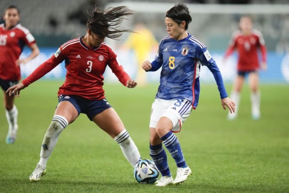 Japan&#039;s Hikaru Naomoto, right, and Costa Rica&#039;s Maria Paula Coto battle for the ball during the Women&#039;s World Cup Group C football match between Japan and Costa Rica in Dunedin, New Zealand, July 26. AP-Yonhap