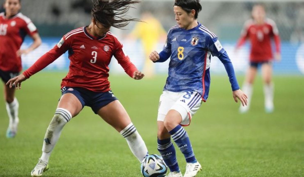 Japan&#039;s Hikaru Naomoto, right, and Costa Rica&#039;s Maria Paula Coto battle for the ball during the Women&#039;s World Cup Group C football match between Japan and Costa Rica in Dunedin, New Zealand, July 26. AP-Yonhap