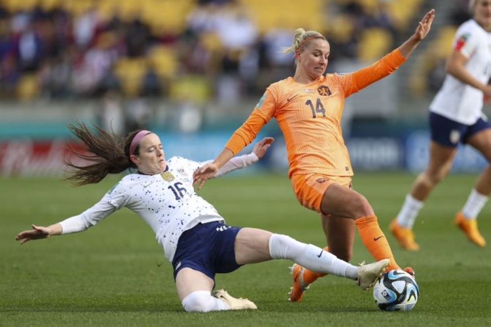 United States&#039; Rose Lavelle, left, attempts a tackle on Netherlands&#039; Jackie Groenen during the Women&#039;s World Cup Group E football match between the United States and the Netherlands in Wellington, New Zealand, July 27. AP-Yonhap
