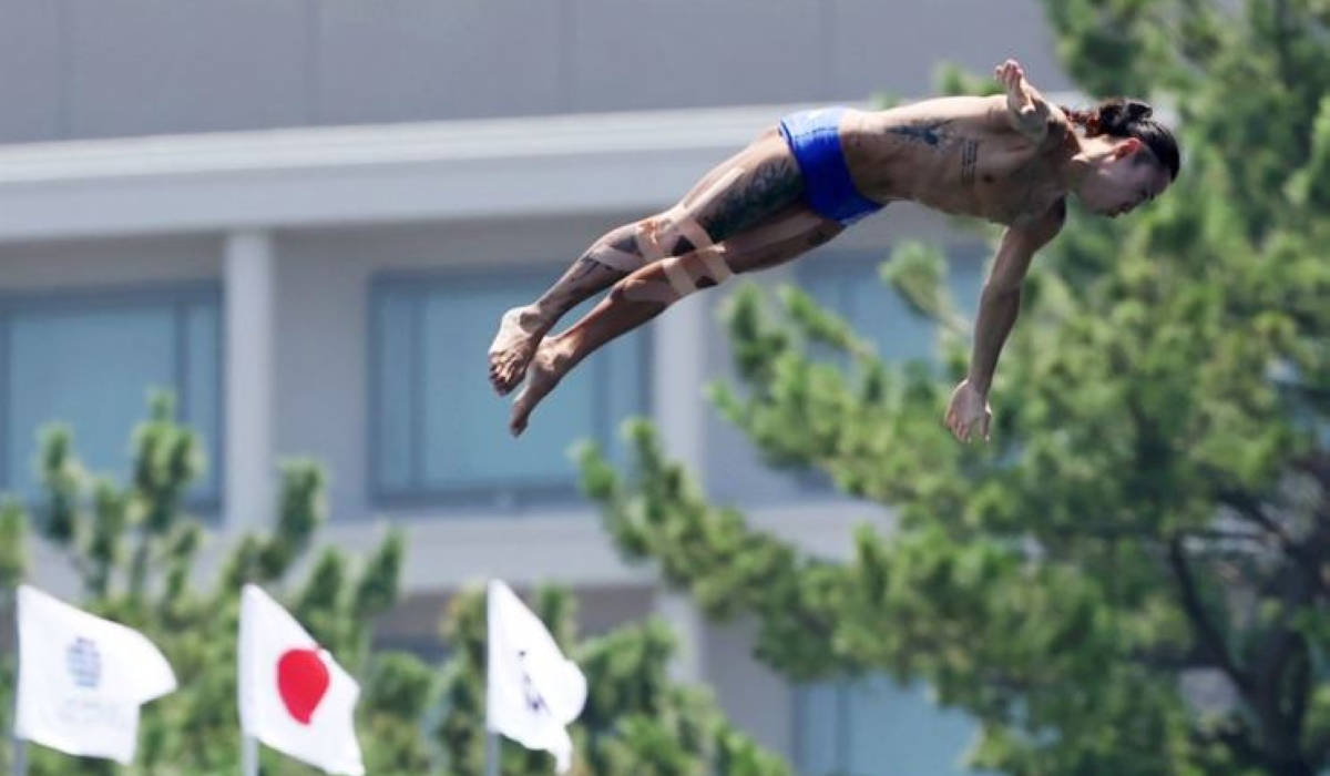 Choi Byung-hwa of Korea performs in the men&#039;s high diving competition at the World Aquatics Championships at Seaside Momochi Beach Park in Fukuoka, Japan, July 27. Yonhap