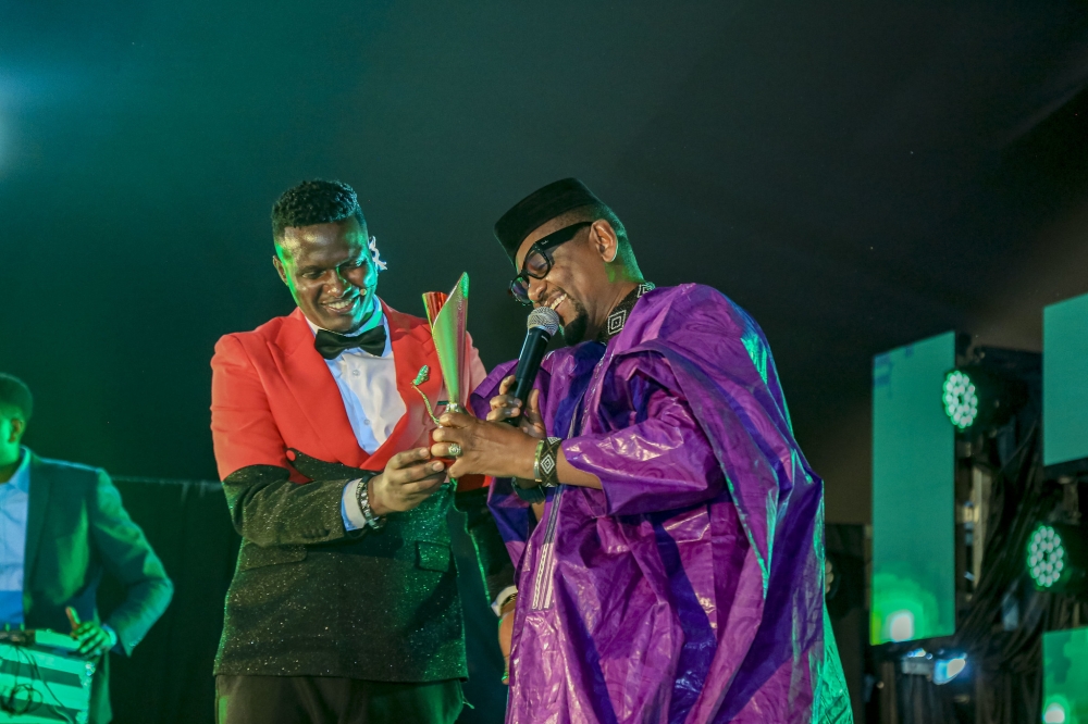 ‘Ally Soudy gives an award to Intore Masamba at the  Show’ which took place at the former Camp Kigali on August 5. The show brought together many celebrities, especially those in the entertainment industry. All photos by Emmanuel Dushimimana