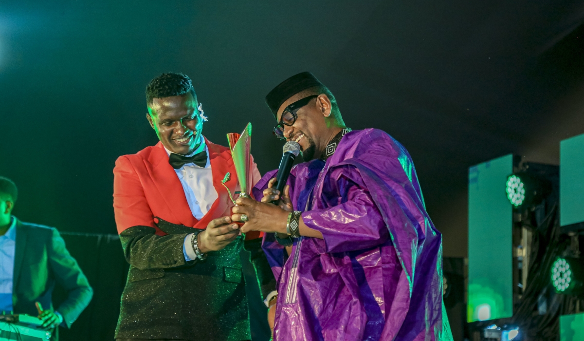 ‘Ally Soudy gives an award to Intore Masamba at the  Show’ which took place at the former Camp Kigali on August 5. The show brought together many celebrities, especially those in the entertainment industry. All photos by Emmanuel Dushimimana