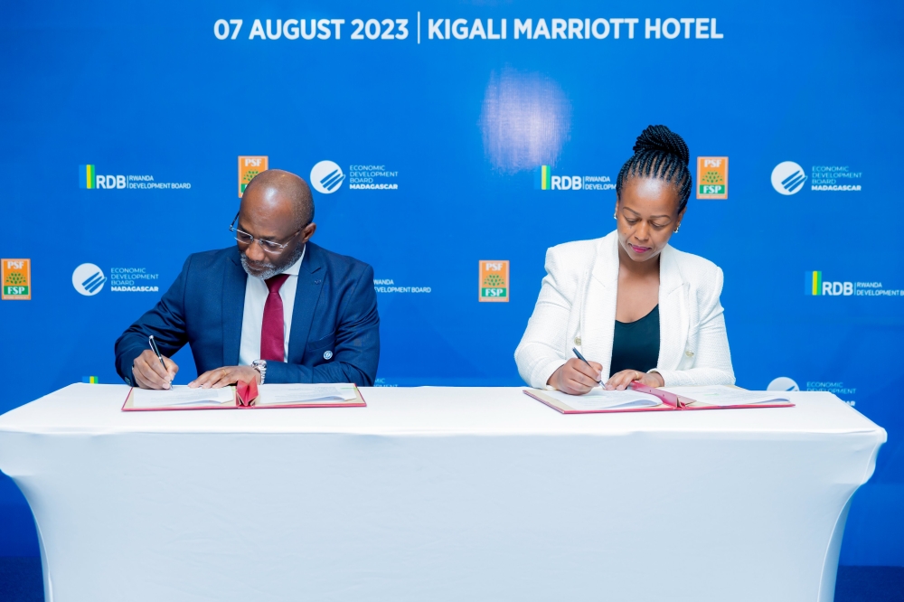 Jeanne-Françoise Mubiligi, the acting Chairperson of PSF and Guy Foka, the President of the International Commission of Groupement des Entreprises de Madagascar sign the MoU in Kigali on August 7.