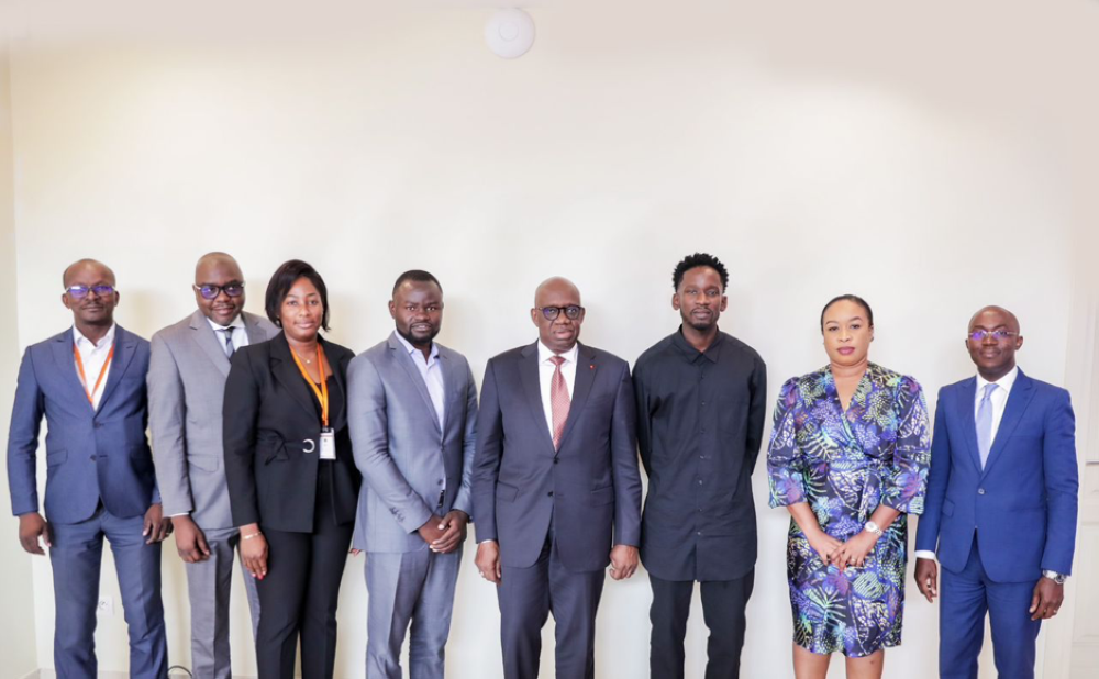 From left to right: Check DIARRA, DMEC (LONACI); Gérard COULIBALY, Head of IT Department (LONACI); Mrs ELIAME Nila Aby, Head of Marketing and Customer Care Department (LONACI); ICHOLA Ismaël
- Head of Biz Dev(Choplife Gaming); Dramane COULIBALY, General Manager (LONACI); Oluwatosun ‘Mr Eazi’ AJIBADE, MD/CEO (Choplife Gaming); Ghislaine ALLAMAN, Data Protection Officer (LONACI);
Yao KOUAME, Head of Legal and Compliance Department (LONACI).