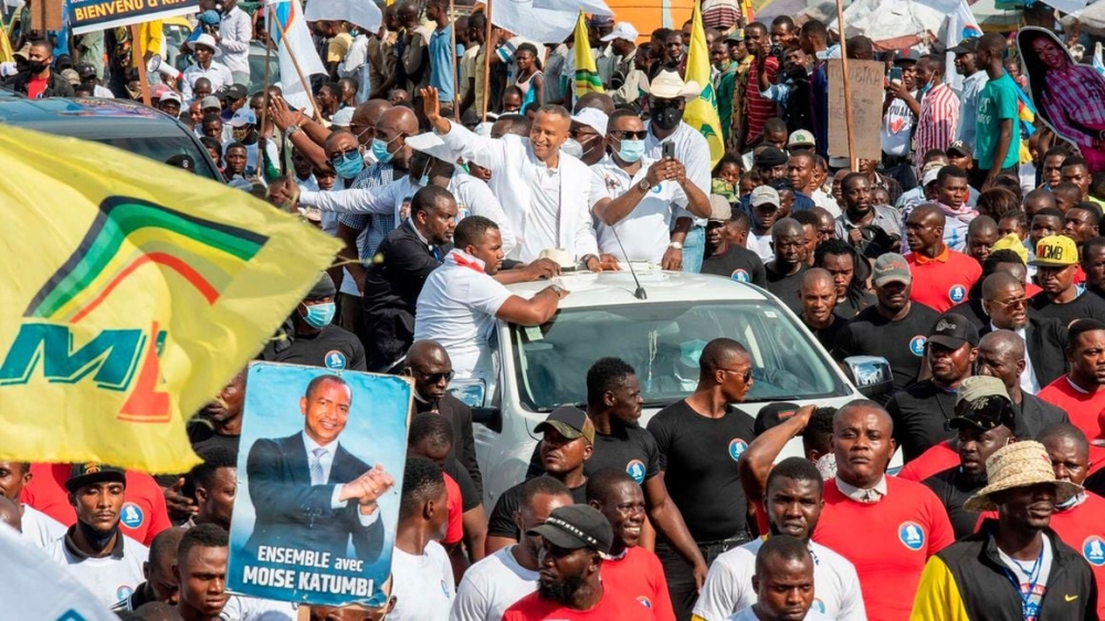 Businessman and opposition leader Moise Katumbi (C) waves to supporters in Kinshasa, DRC on November 6, 2020. PHOTO _ AFP