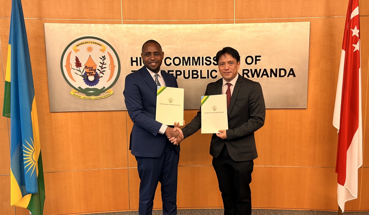 Rwanda’s High Commissioner to Singapore Jean de Dieu Uwihanganye and Wy Mun Kong, CEO of Singapore Cooperation Enterprise during the signing of the MoU on September 29. Courtesy