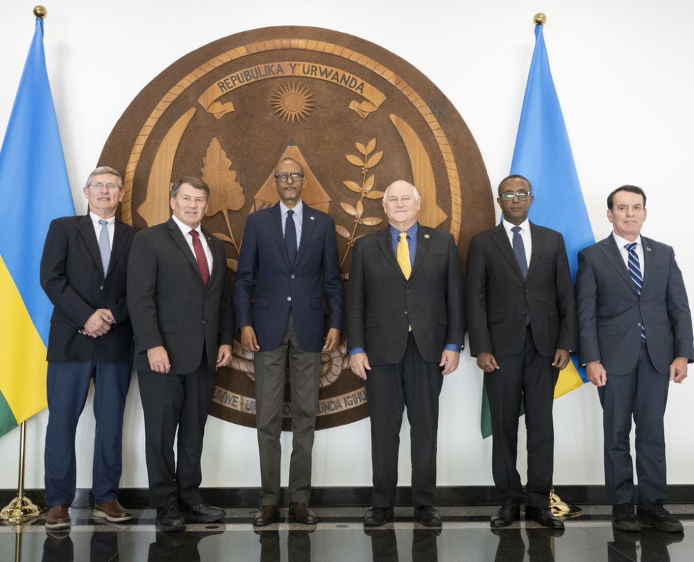 President Paul Kagame met with US Senator Mike Rounds and Congressman Ron Estes at Village Urugwiro, on Monday, October 9. Photo by Village Urugwiro