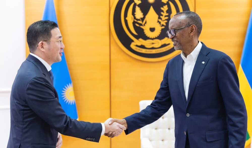 President Kagame meets Chairman and CEO from LG Corporation, Kwang Mo Koo and delegation in Kigali at Village Urugwiro on Thursday, October 12. Photo by Village Urugwiro