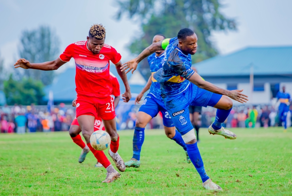 Musanze FC striker Peter Agblevor wins the ball against Rayon Sports skipper Abdoul Rwatubyaye before scoring the goal during a 1-0 league match at Ubworoherane stadium. Photo Christophe Renzaho.