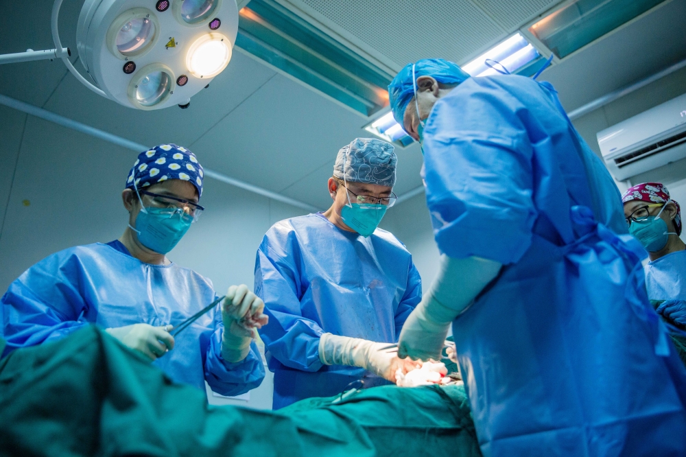 Chinese doctors during an operation at Masaka Hospital. In past 40 years, 23 medical teams and more than 300 Chinese doctors received hundreds of thousands of patients and performed more than 10,000 surgical operations in Rwanda. Photo by Craish Bahizi