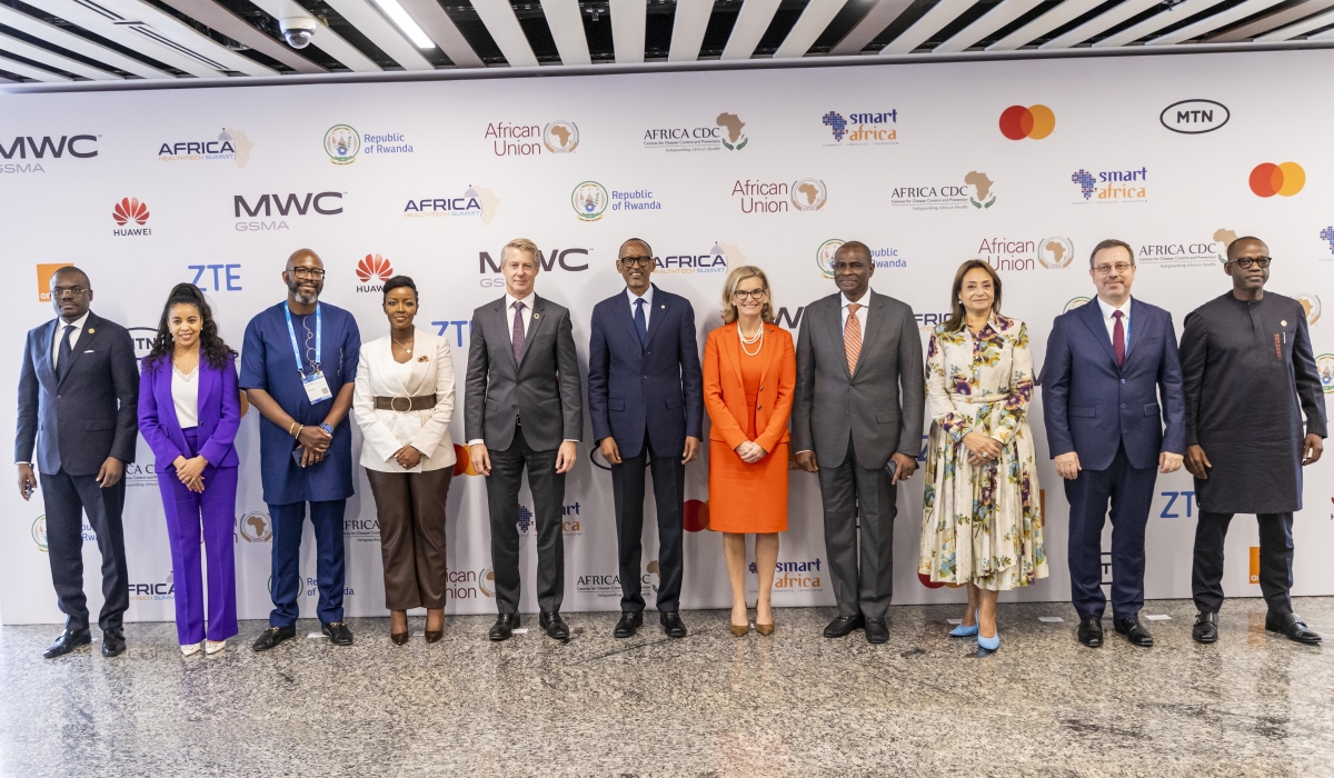 President Paul Kagame poses for a group photo with officials and delegates at the opening ceremony of the 2023 Mobile World Congress at Kigali Convention Centre on October 17. Addressing over 2500 participants, Kagame said there was an urgent need to address the gaps in mobile access and connectivity, noting that a significant portion of Africans remains offline. Photo: Olivier Mugwiza