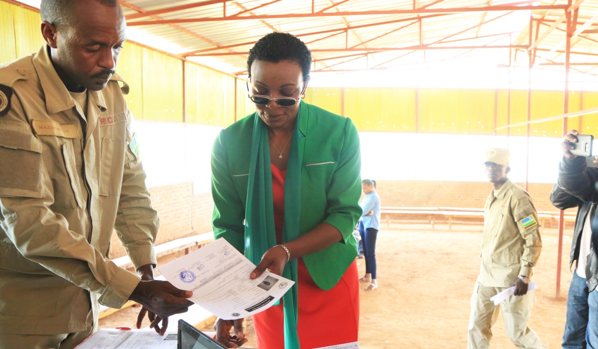 Rwanda Correctional Service officer hands over the release document to Victoire Ingabire Umuhoza at Nyarugenge Prison on  September 15, 2018. Photo by Sam Ngenda