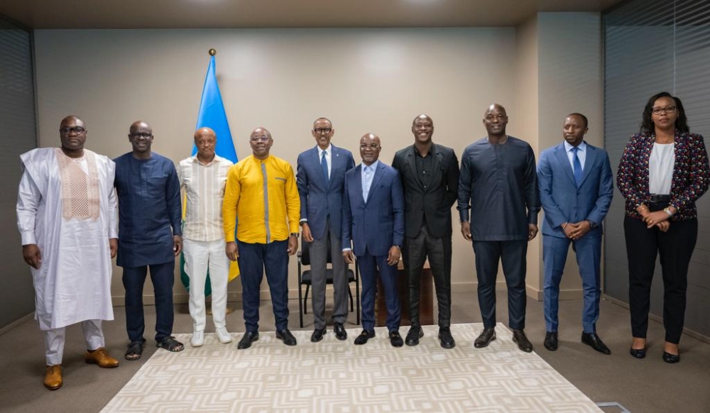 President Paul Kagame poses for a photo with some of members of  Veterans Clubs World Championship (VCWC) in Kigali. Photo by Village Urugwiro