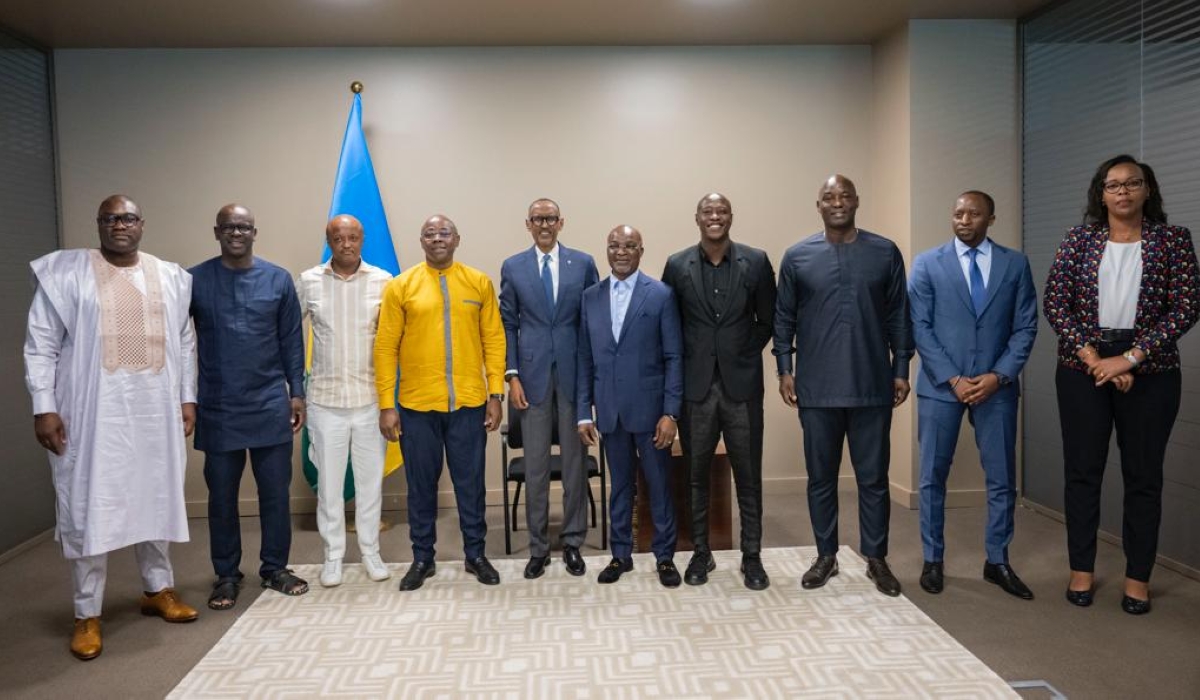 President Paul Kagame poses for a photo with some of members of  Veterans Clubs World Championship (VCWC) in Kigali. Photo by Village Urugwiro