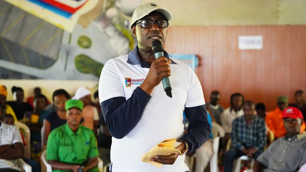 Prof Manasseh Nshuti, the University of Kigali Board of Promoters’ chairman addresses participants as the UoK donate health insurances for 566 residents in Kimihurura Sector. Photos by Craish Bahizi Prof Manasseh Nshuti, the University of Kigali Board of Promoters’ chairman addresses participants as the UoK donate health insurances for 566 residents in Kimihurura Sector. Photos by Craish Bahizi