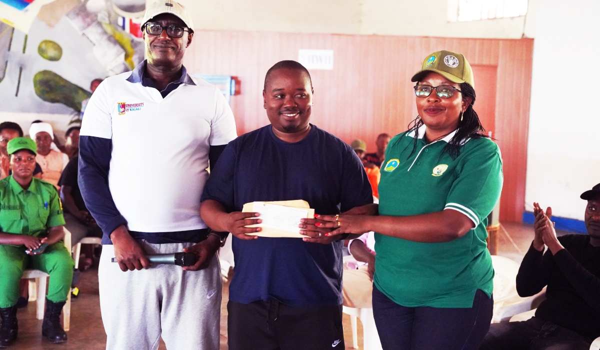 Prof Manasseh Nshuti, the UoK Board of Promoters’ chairman (L) during the handover of the support to the City of Kigali&#039;s Vice Mayor Merard Nzahabwanamaguru. Photos by Craish Bahizi