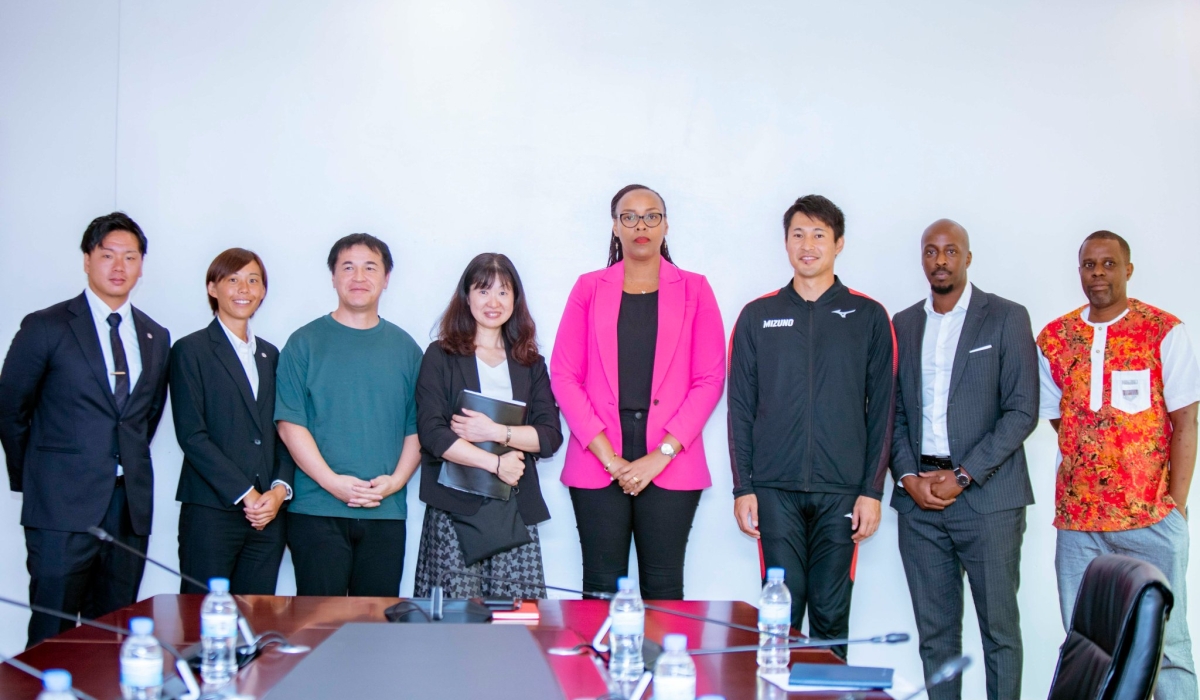 Iizuka (3rd from right) met Rwandan Sports Minister and discussed on the development of young talents in athletics-Courtesy 
