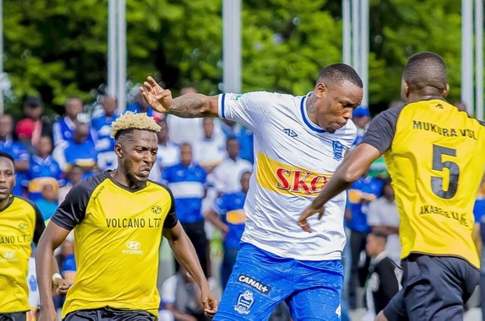 Rayon Sports captain vies for the ball with Mukura VS players. On Saturday, November 4, Ishimwe could have shown a red card to Rayon Sports defender Abdul Rwatubyaye. Igihe.
