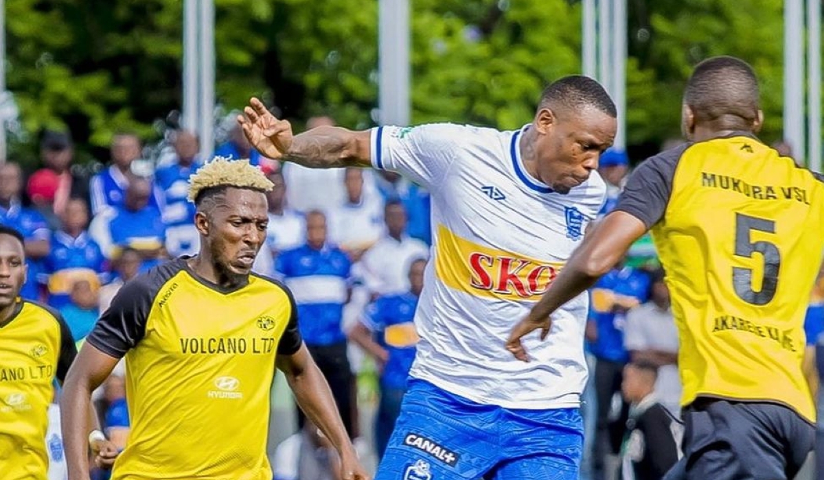 Rayon Sports captain vies for the ball with Mukura VS players. On Saturday, November 4, Ishimwe could have shown a red card to Rayon Sports defender Abdul Rwatubyaye. Igihe.