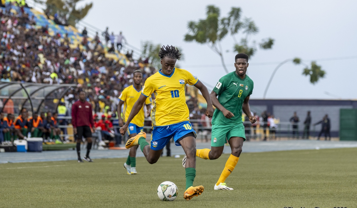 Rwandan international player Hakimu Sahabo with the ball after going past Zimbabwe defenders during a goalless draw on Wednesday. All Photos by Olivier Mugwiza