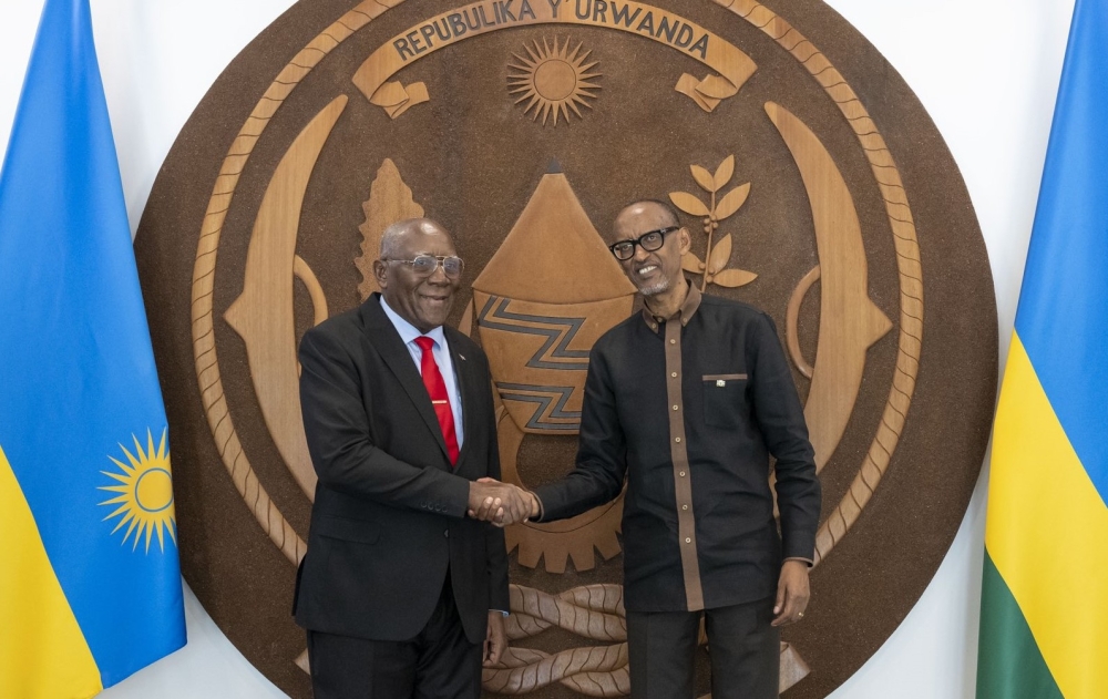 President Paul Kagame meets with Cuban Vice President Salvador Valdes Mesa  at Urugwiro Village on Monday, November 20. They discussed  bolstering the existing bilateral cooperation between the two countries. Photo: Village Urugwiro.