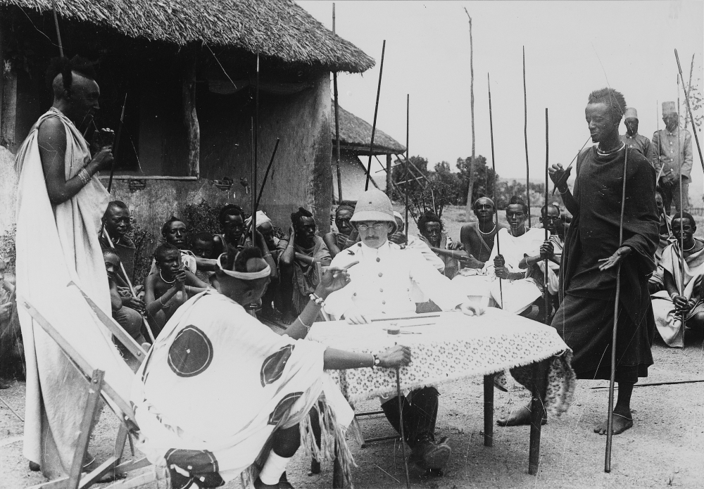King Yuhi V Musinga gives an audience to two people with a disagreement, but with the supervision of a Belgian colonial administrator. EP.0.0.6127, collection MRAC Tervuren ; photo E. Gourdinne, 1918