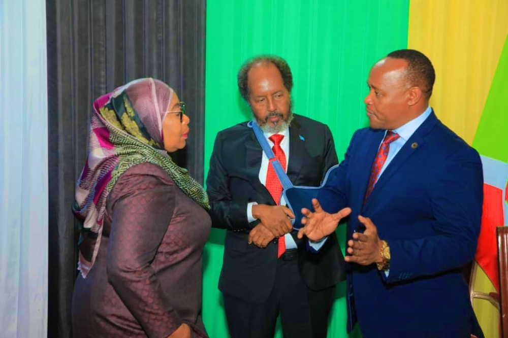 EAC Secretary General Peter Mathuki (R) chats with the President of Somalia, Hassan Sheikh Mohamud (C), and Tanzanian President Suluhu Samia, on November 24, 2023, in Arusha (Courtesy photo).