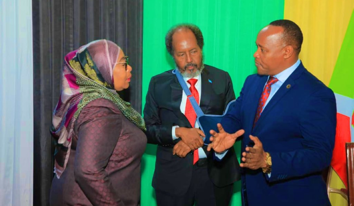 EAC Secretary General Peter Mathuki (R) chats with the President of Somalia, Hassan Sheikh Mohamud (C), and Tanzanian President Suluhu Samia, on November 24, 2023, in Arusha (Courtesy photo).