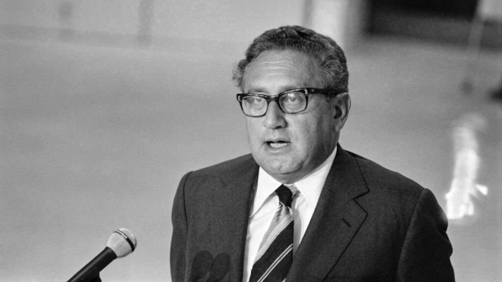 Former US secretary of State Henry Kissinger gives a speech at his arrival at the Orly airport, for an official visit in France on September 6, 1976. PHOTO _ AFP