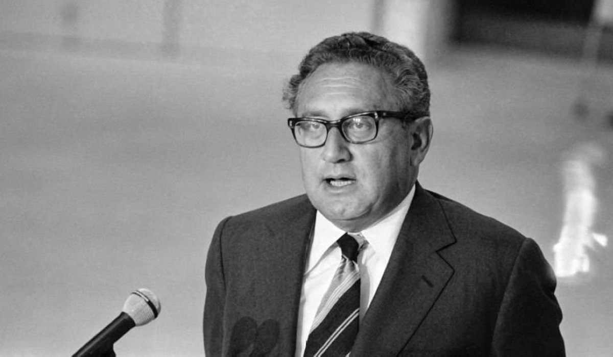 Former US secretary of State Henry Kissinger gives a speech at his arrival at the Orly airport, for an official visit in France on September 6, 1976. PHOTO _ AFP