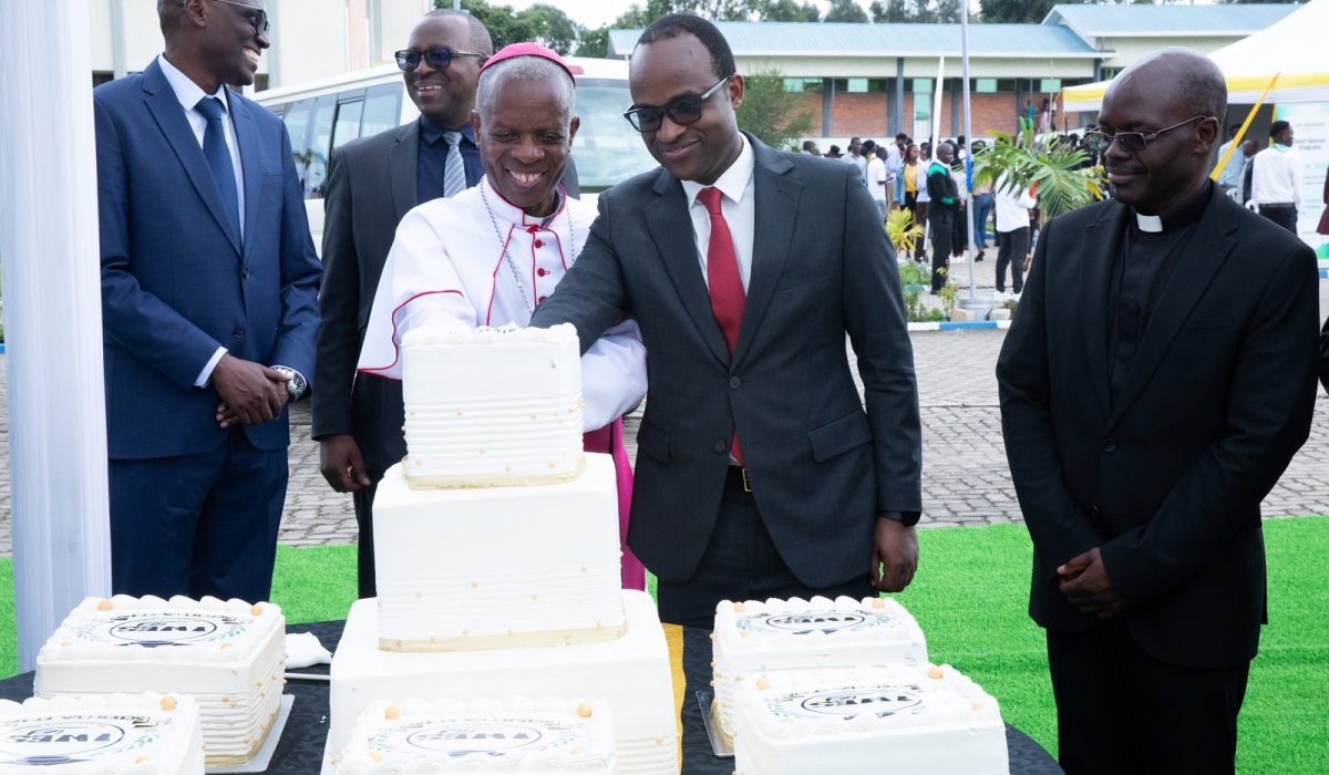 Minister of Education Gaspard Twagirayezu and the university’s chancellor Bishop Vincent Harolimana cut a cake as INES-Ruhengeri celebrate the anniversary of  20 years on December 7. Photos by Craish BAHIZI