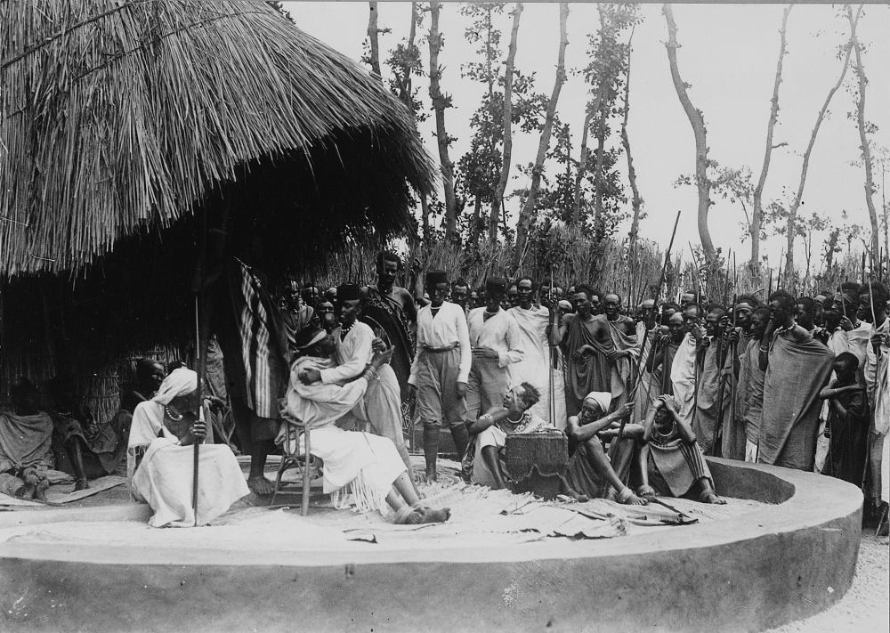 Musinga hugs his son Rudahigwa. His brothers Munonozi and Rudacyahwa are also seen in the photo. EP.0.0.6133, collection RMCA Tervuren; photo E. Gourdinne, 1918