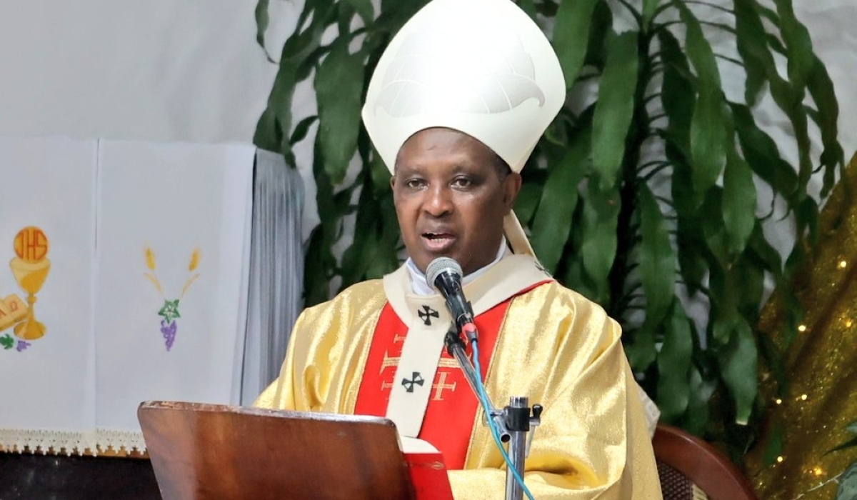 Cardinal Antoine Kambanda leads the mass on Christmas at Saint Michel Catholic Church. Photos by Emmanuel Dushimimana