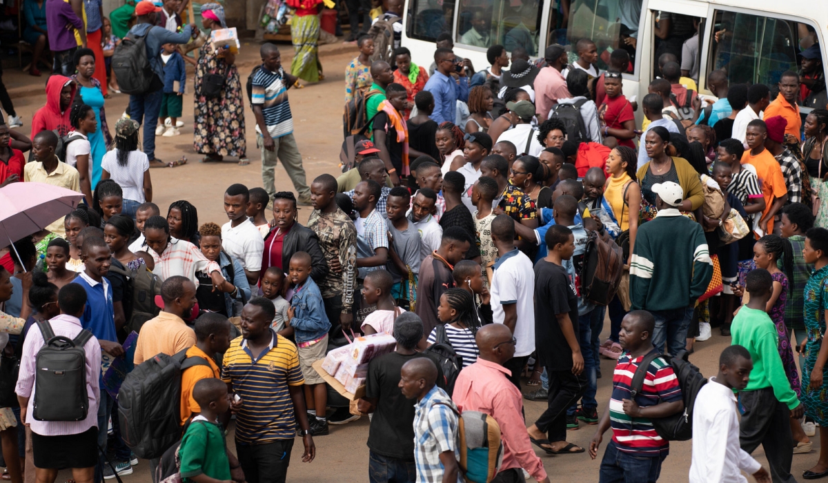 Passengers board bus while heading upcountry to enjoy the New Year. Photo by Craish Bahizi