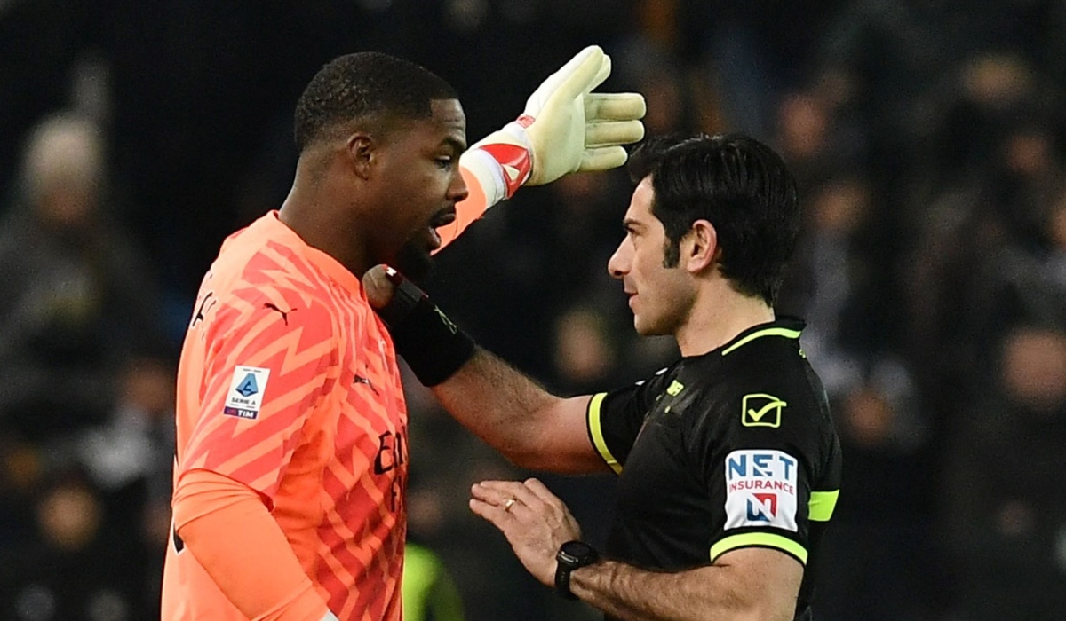 AC Milan&#039;s Mike Maignan remonstrates with the referee Fabio Maresca following alleged racist chants from Udinese fans-Net