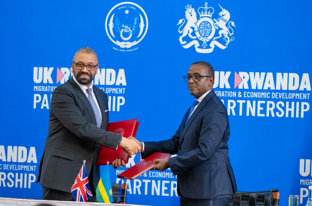 The Minister of Foreign Affairs and International Cooperation, Dr Vincent Biruta, and UK Home Secretary James Cleverly during the signing of a new migration treaty between the two countries in Kigali, December 5. Photo by Olivier Mugwiza