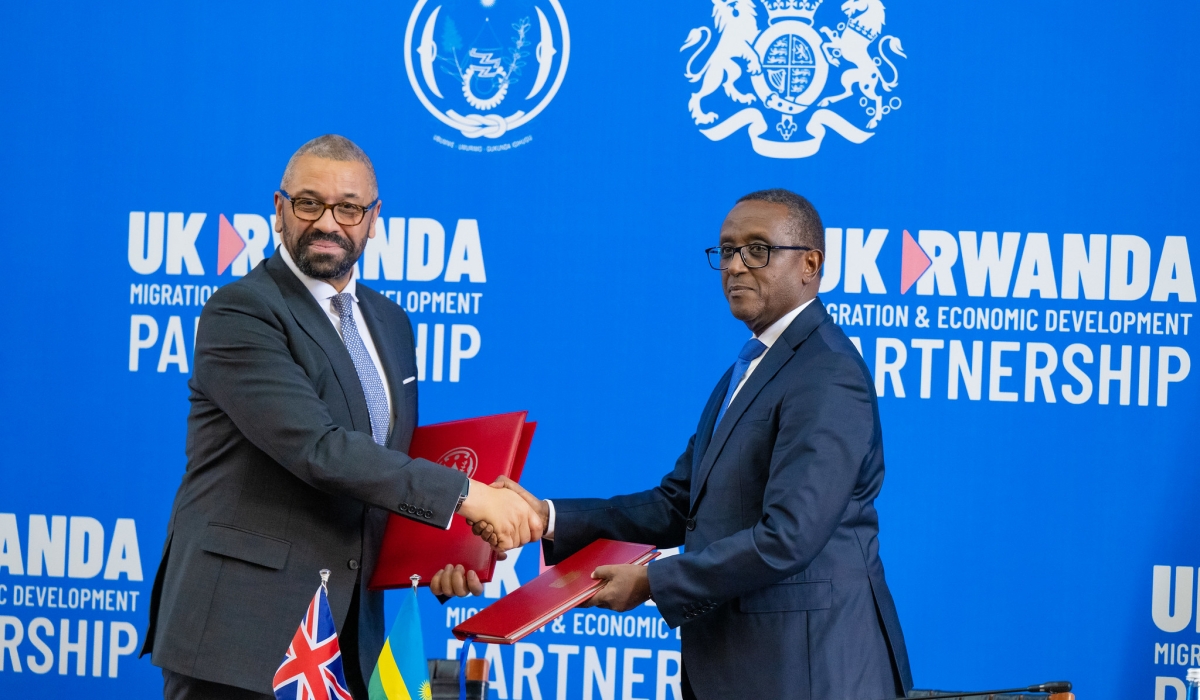 The Minister of Foreign Affairs and International Cooperation, Dr Vincent Biruta, and UK Home Secretary James Cleverly during the signing of a new migration treaty between the two countries in Kigali, December 5. Photo by Olivier Mugwiza