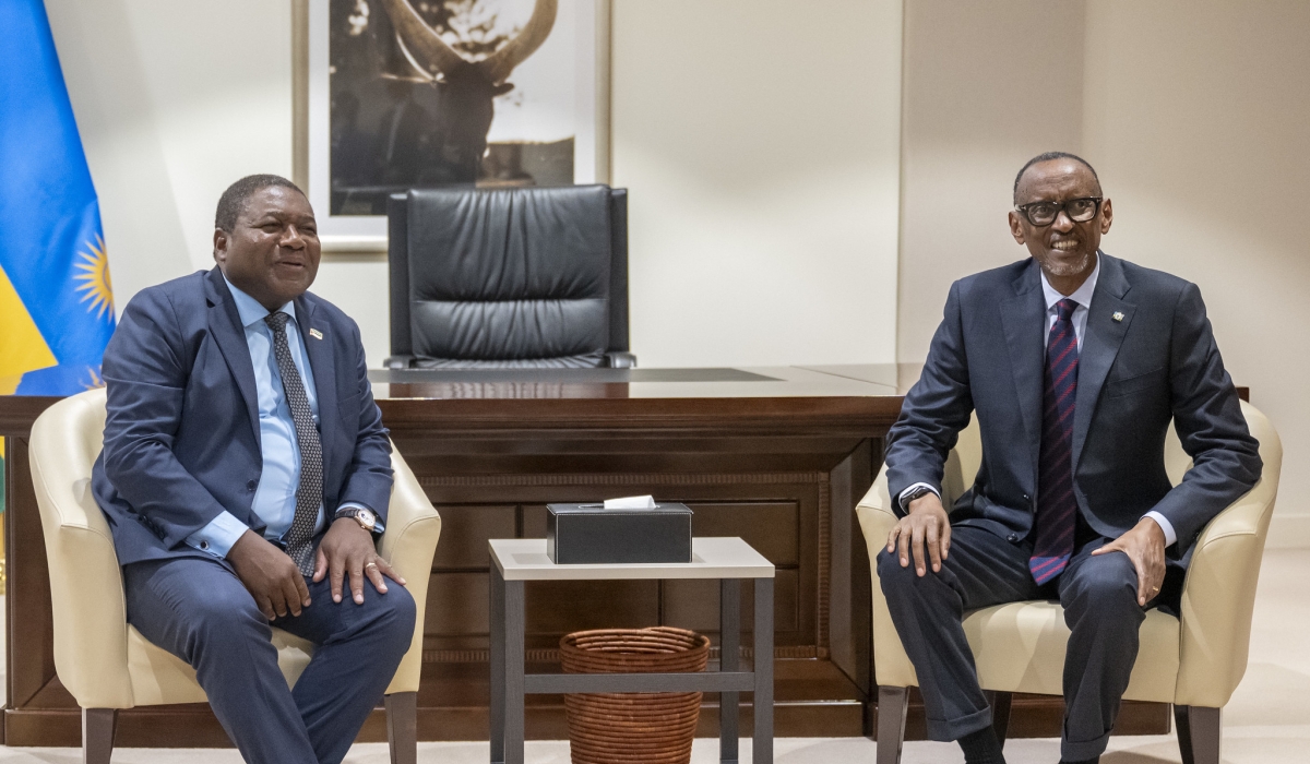 President Filipe Nyusi of Mozambique and President Paul Kagame pose for the camera during their meeting in Kigali on Thursday, January 25. PHOTO BY VILLAGE URUGWIRO