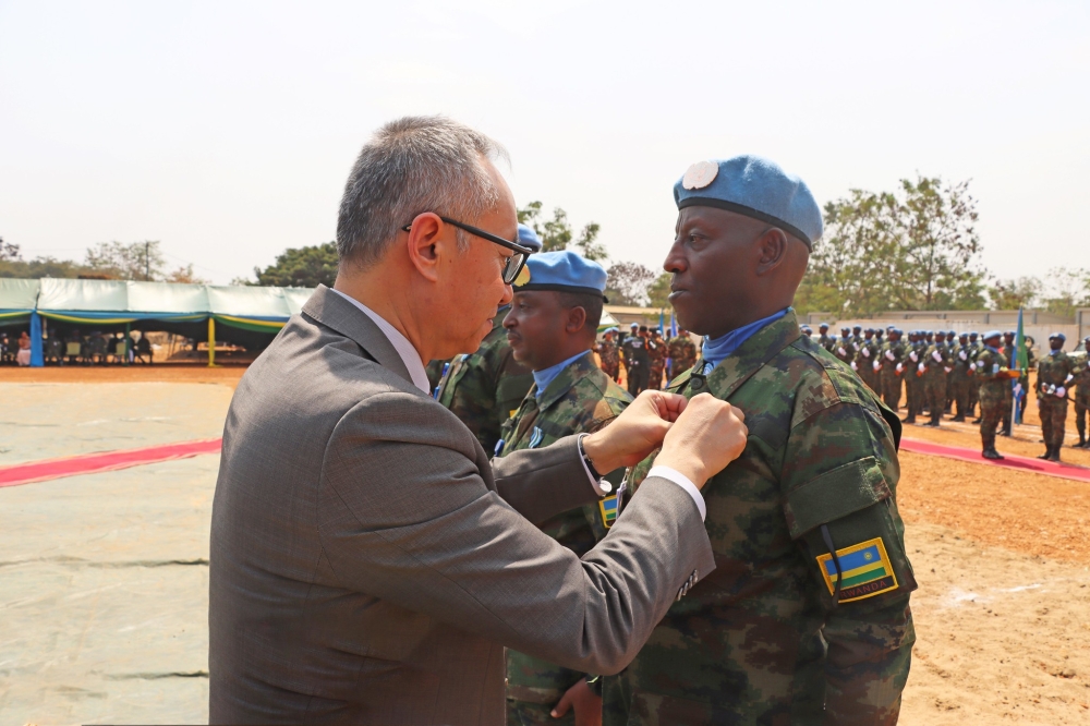 Deputy Special Representative of the UN Secretary General, Guang Chong decorates RDF soldiers