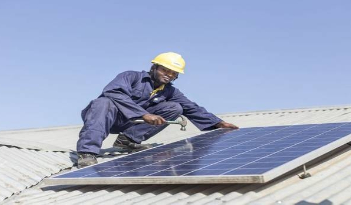 A technician during an installation of a solar panel. Africa experiencing the transformative power of solar energy. With 660 million people still living without power in their homes and communities. Fille Photo