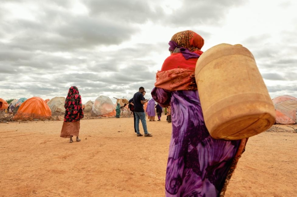 Thousands of people are facing extreme drought in Somalia.Internet