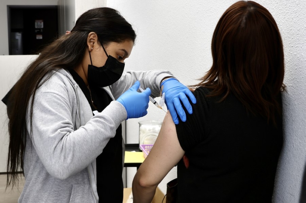 A medical worker administers a dose of flu vaccine to a recipient at a medical center in Rosemead, California, the United States, on Dec. 10, 2022. (Xinhua)